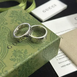 Gucci चांदी उकेरी हुई इंटरलॉकिंग G और खोपड़ी मोटिफ अँगूठियाँ
