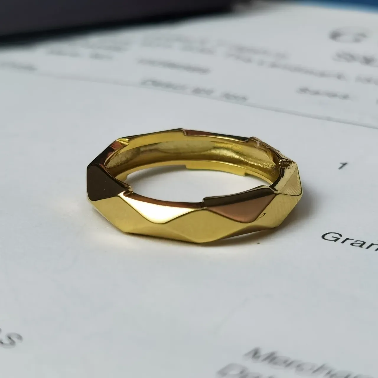 Gucci Anillo de Oro Geométrico Facetado 2