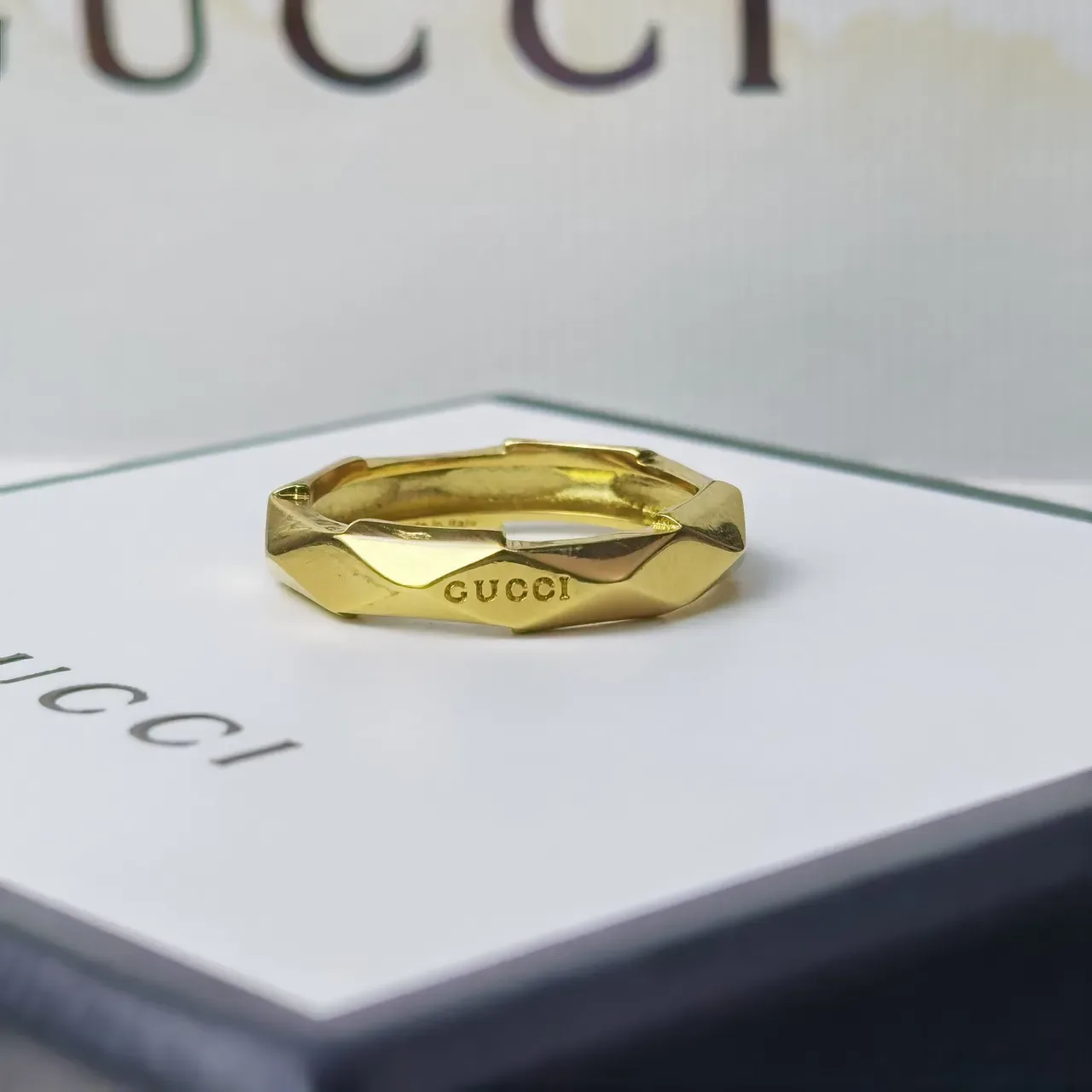 Gucci Anillo de Oro Geométrico Facetado 4