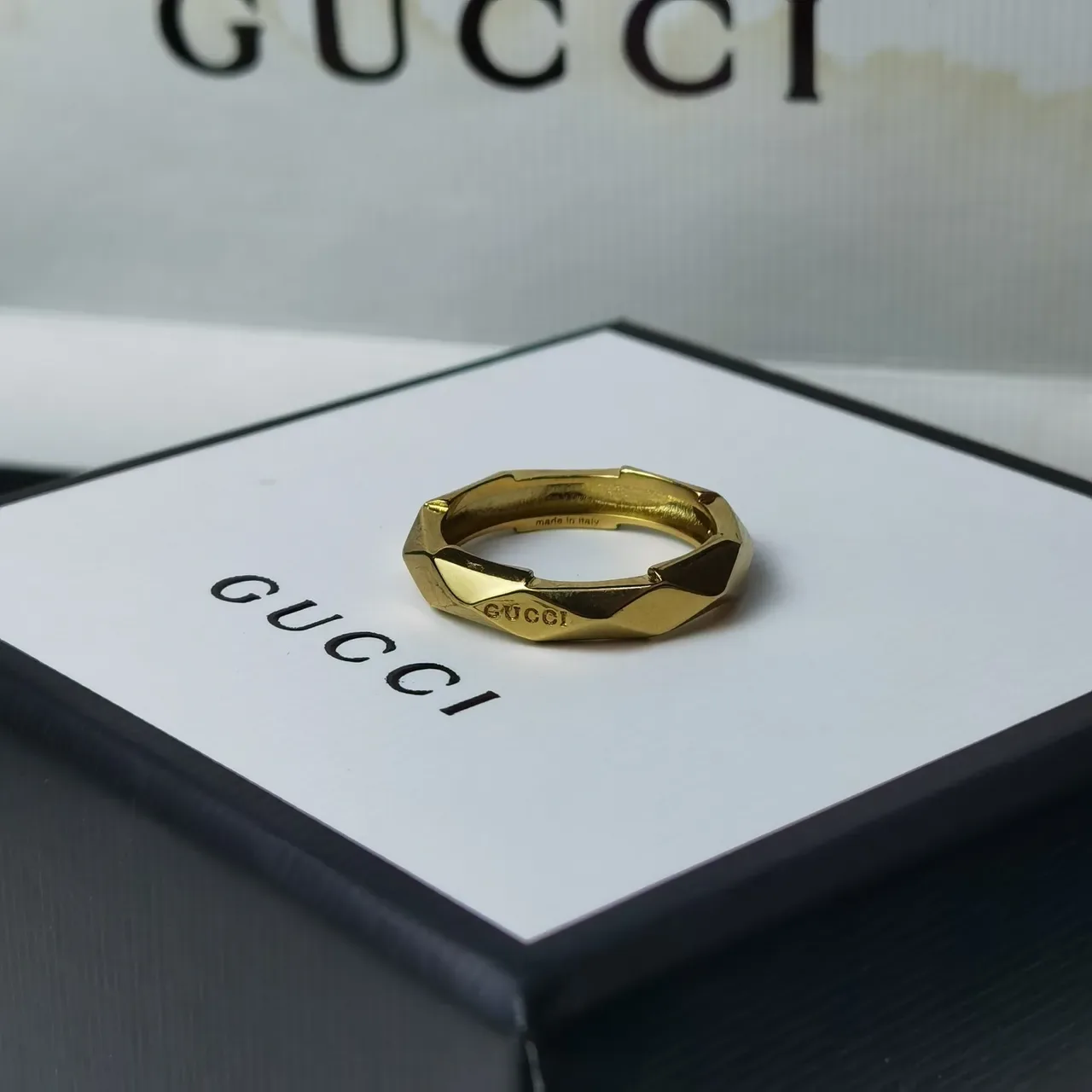 Gucci Anillo de Oro Geométrico Facetado 5