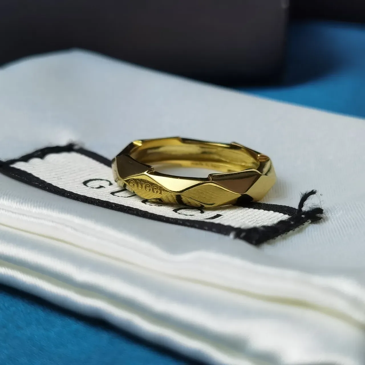 Gucci Anillo de Oro Geométrico Facetado 7
