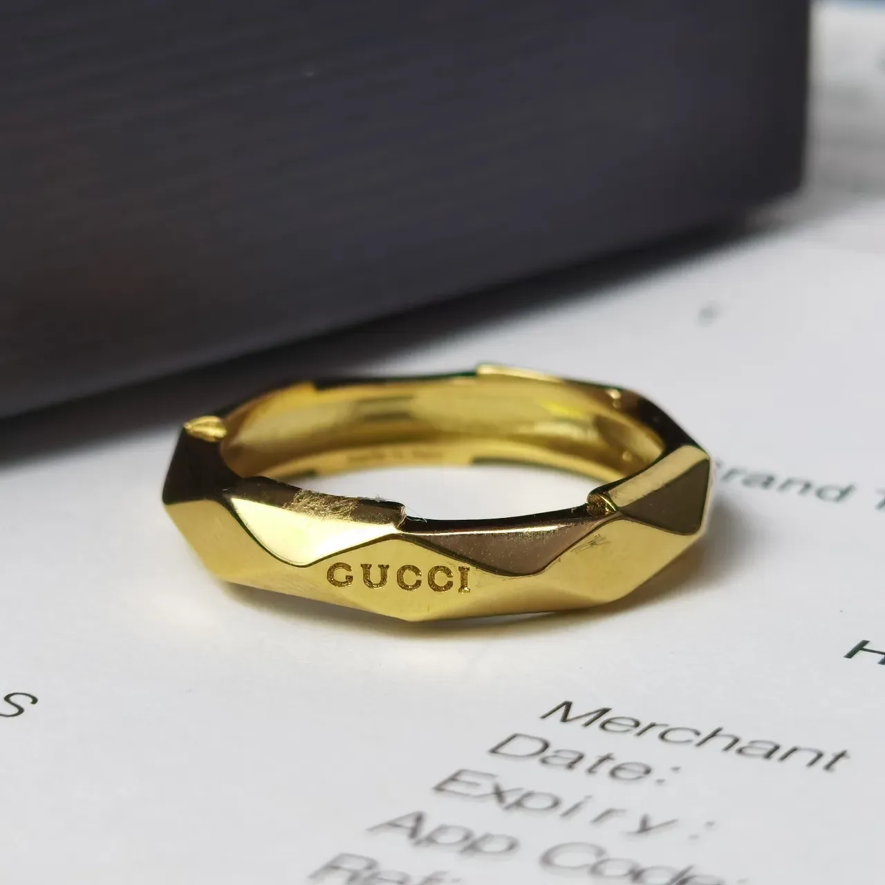 Gucci Anillo de Oro Geométrico Facetado 8