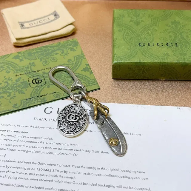 Gucci ريش فضة ذهب معدن سلسلة مفاتيح مزخرف دائري ميداليون سوار 2
