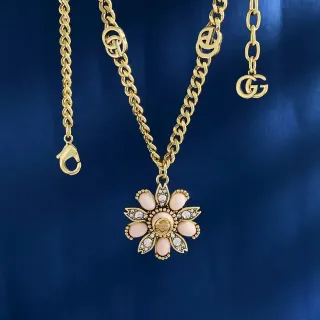 Gucci Flora गोलापी এনামেল এবং ক্রিস্টাল ফ্লাওয়ার পেন্ডেন্ট নেকলেস