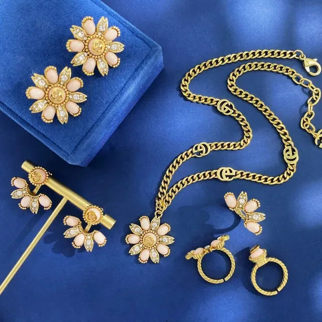 Gucci Flora Collier Pendentif Fleur Émail et Cristal Rose 4