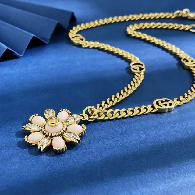 Gucci Flora Collier Pendentif Fleur Émail et Cristal Rose 5