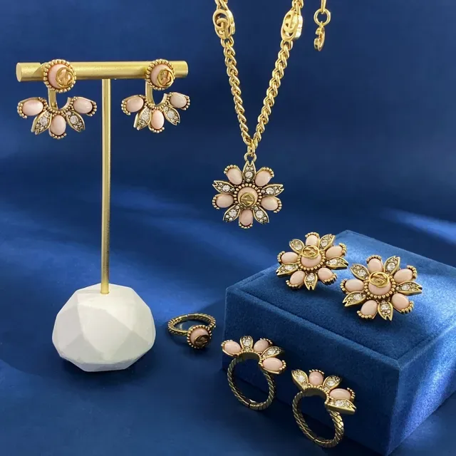 Gucci Flora Collier Pendentif Fleur Émail et Cristal Rose 8