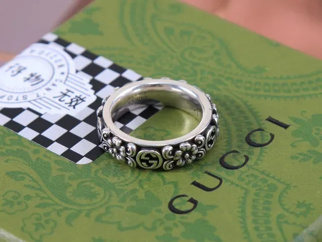 Gucci Floral-Engraved Interlocking G Silver Ring 7