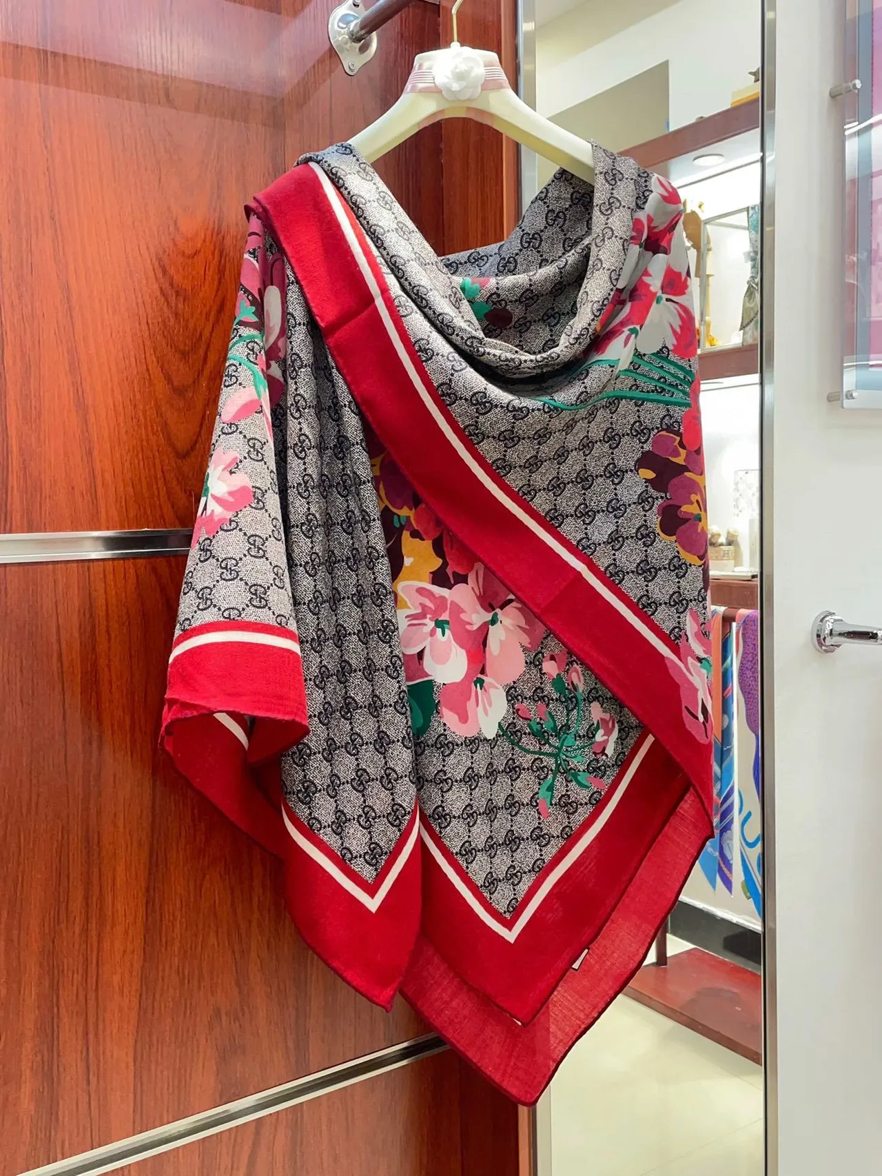 गुचि फ्लोरल प्रिंट रेड सिल्क स्कार्फ 8