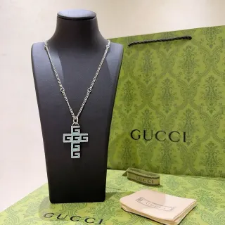 গুসি GG ক্রস এনামেল পেন্ডেন্ট নেকলেস