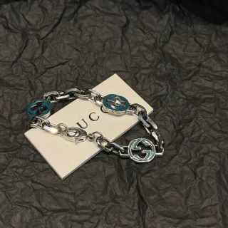 Gucci GG Marmont سوار سلاسل فضية بمينا أزرق