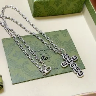 Gucci GG Marmont রুপালি ক্রস পেন্ড্যান্ট নেকলেস