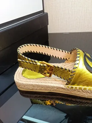 Gucci GG Marmont सुनहरा काला पट्टी जूट लिपटा एस्पाड्रिल सोल कैजुअल सैंडल 8