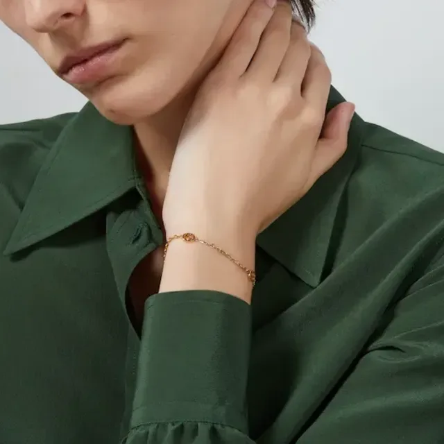 Gucci GG Marmont سوارة ذهبي اللون مزدوجة G تشارم 2