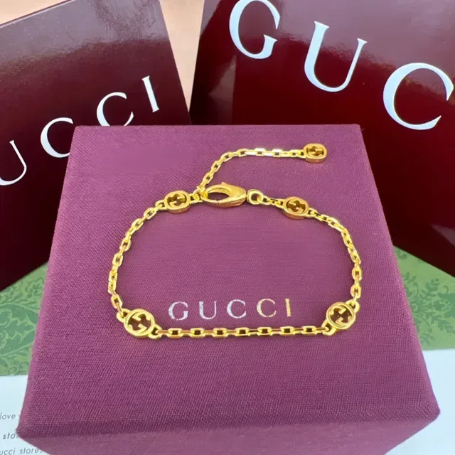 Gucci GG Marmont سوارة ذهبي اللون مزدوجة G تشارم 4
