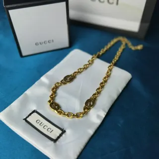 Gucci GG Marmont de tono dorado con cadena GG entrelazada