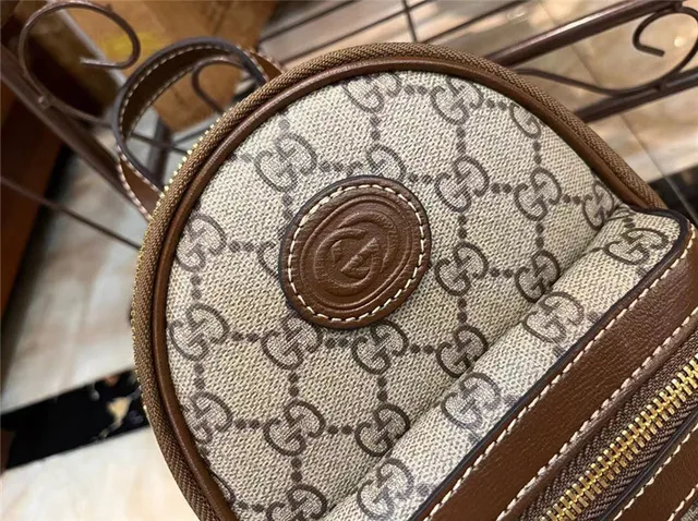 Gucci GG Marmont Mini Backpack Bolso cruzado Beige y Marrón 6