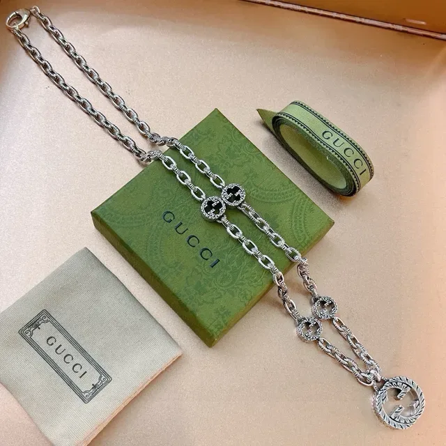 Collier Gucci GG Marmont Feuille Ornée Double G Tonalité Argent 2