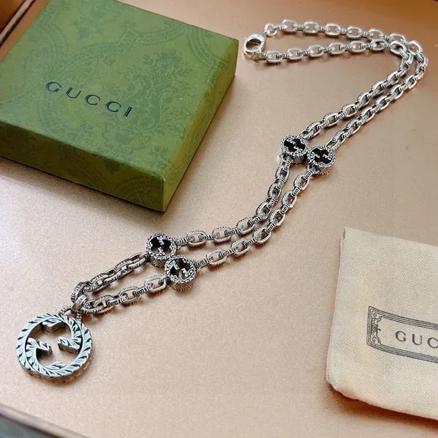 Collier Gucci GG Marmont Feuille Ornée Double G Tonalité Argent 3