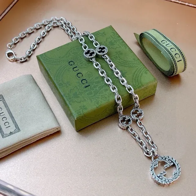 Collier Gucci GG Marmont Feuille Ornée Double G Tonalité Argent 4
