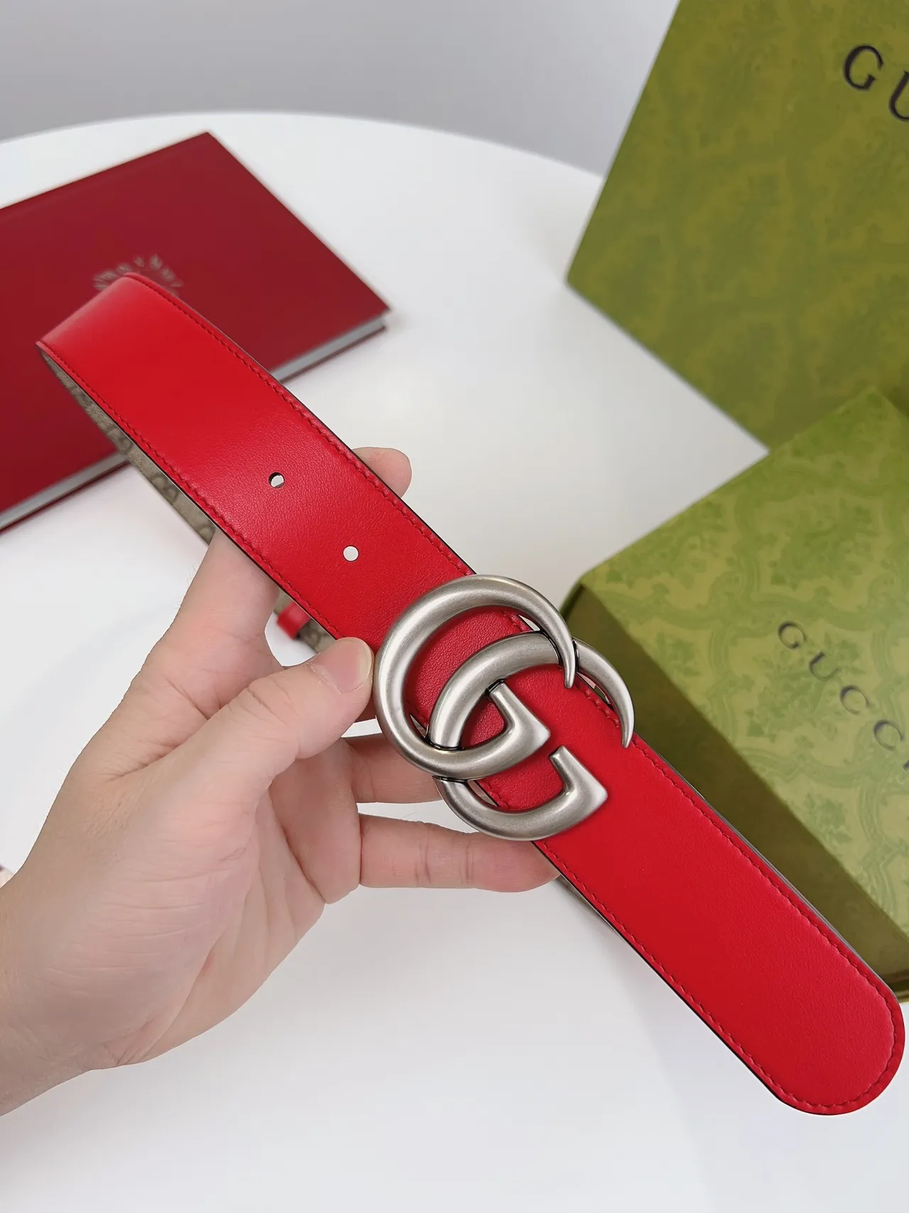 Gucci GG Marmont حزام جلدي أحمر وبيج قابل للعكس 8