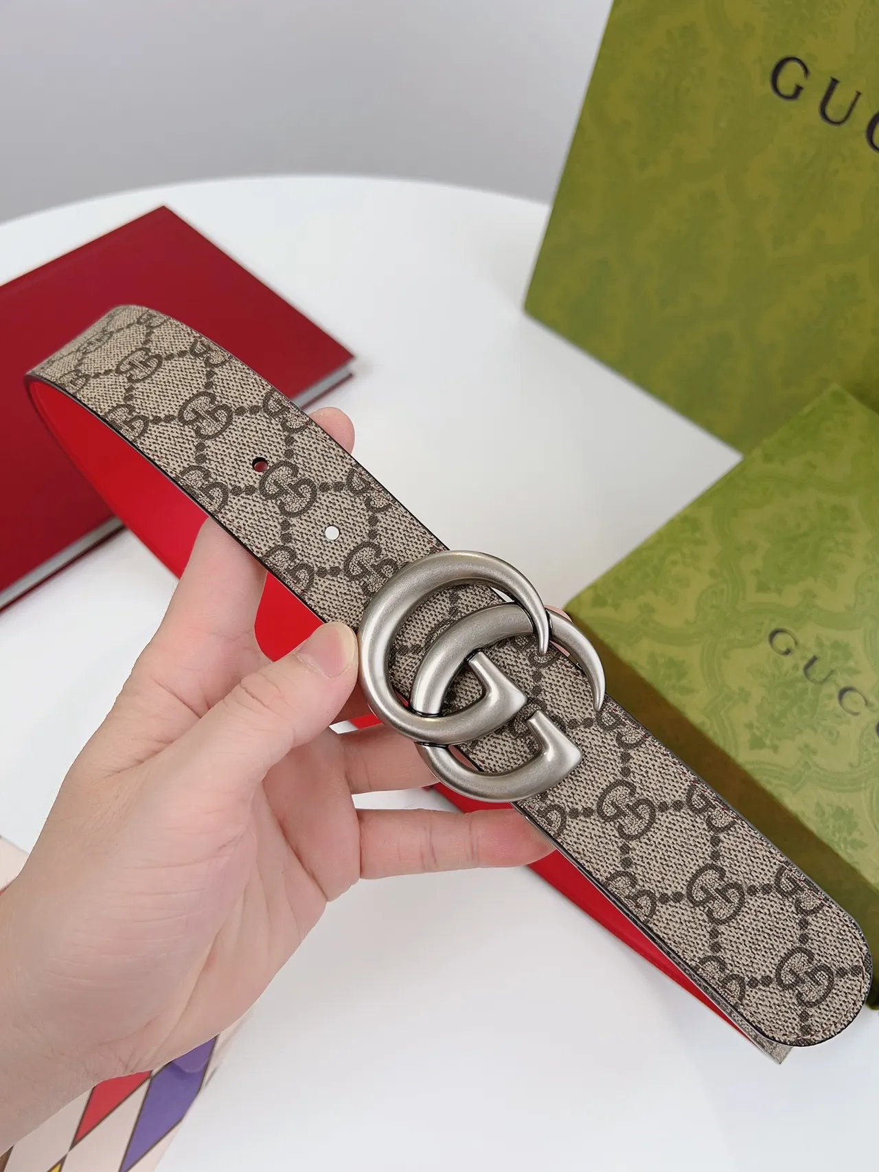 Gucci GG Marmont حزام جلدي أحمر وبيج قابل للعكس 9