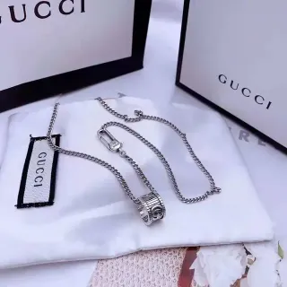 Gucci GG Marmont चाँदी की कर्ब चेन बैरल पेंडेंट हार