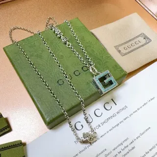 Gucci GG Marmont Turquesa Esmaltado Interlocking G Colar com pingente
