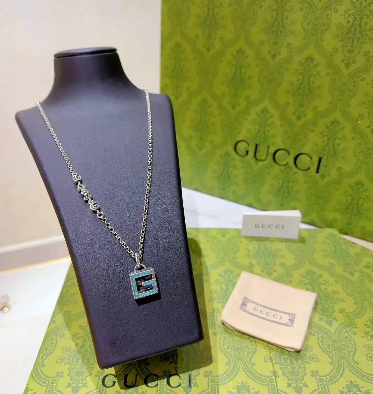 Gucci GG Marmont Turquesa Esmaltado Interlocking G Collar con colgante 7