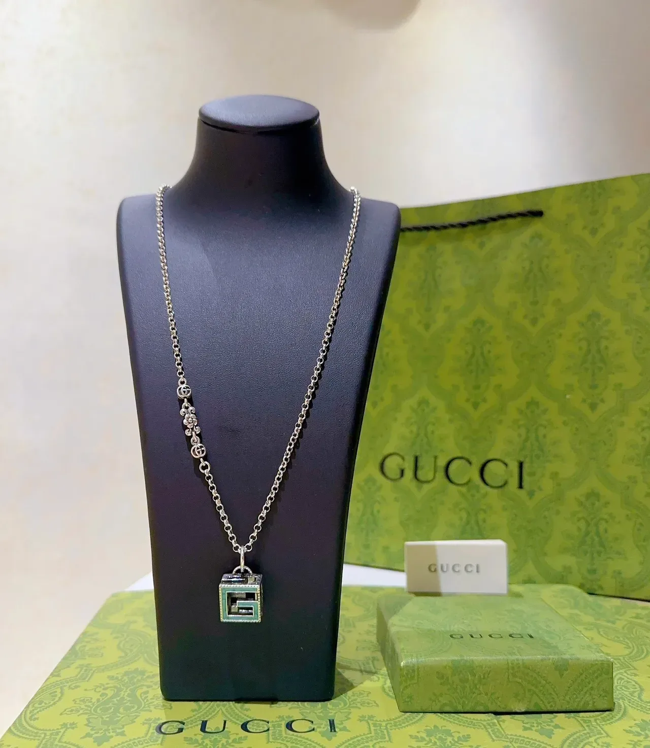 Gucci GG Marmont Turquesa Esmaltado Interlocking G Collar con colgante 8