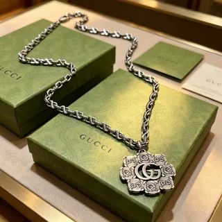 Gucci GG Owl রূপালি অক্সিডাইজড সজ্জিত ফুল-বিন্যাসিত প্রতীক হার
