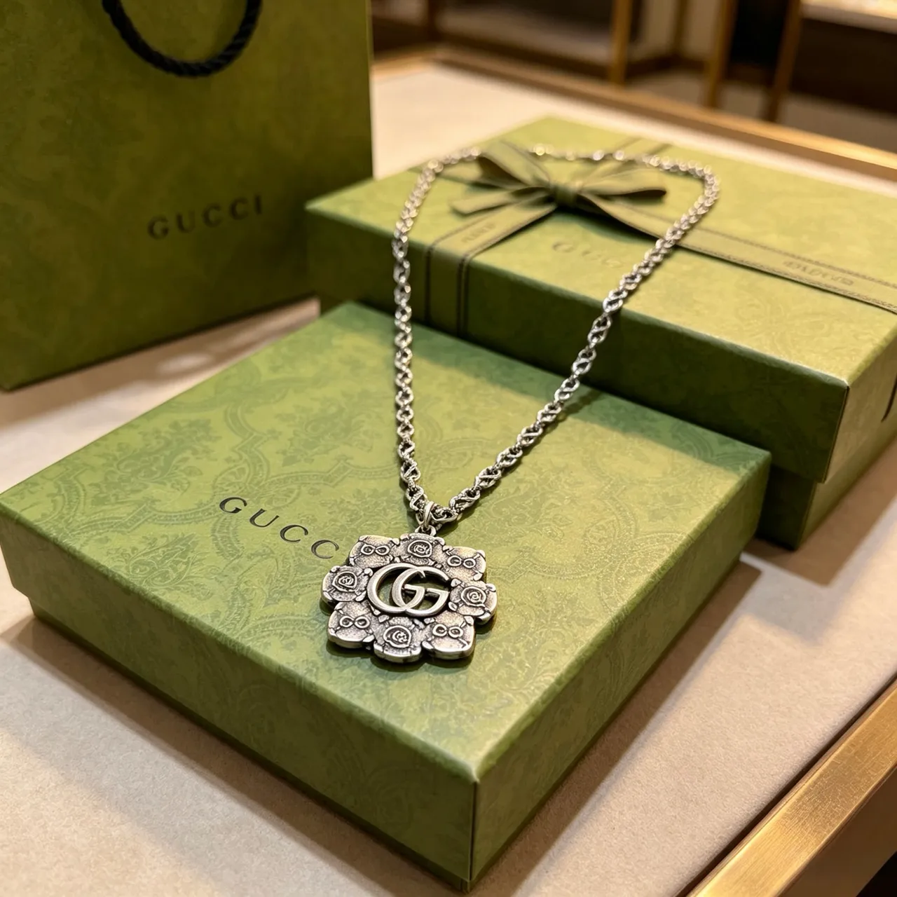 Gucci GG Owl चांदी ऑक्सीडाइज्ड सज्जित फूल व्यवस्थित प्रतीक माला 4