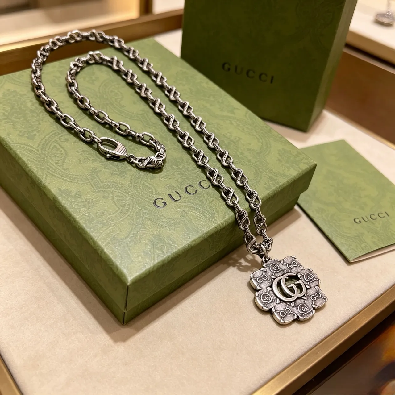 Gucci GG Owl चांदी ऑक्सीडाइज्ड सज्जित फूल व्यवस्थित प्रतीक माला 7