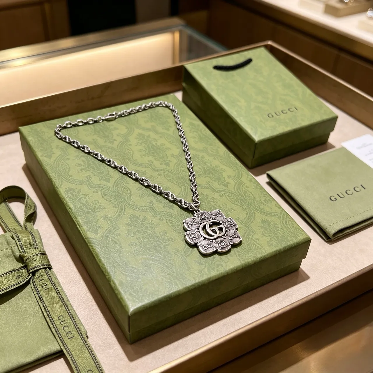 Gucci GG Owl चांदी ऑक्सीडाइज्ड सज्जित फूल व्यवस्थित प्रतीक माला 9
