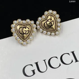 Gucci أقراط دراس GG Logo في شكل قلب مزين بلؤلؤ