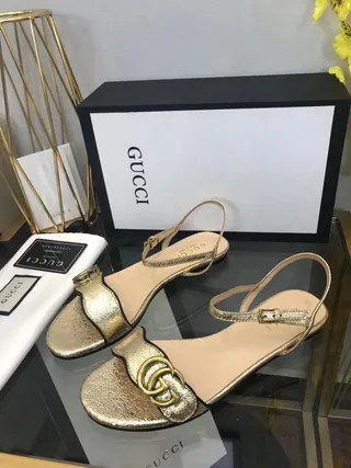 Gucci Horsebit 1955 صنادل جلادياتور معدني ذهبي وأسود 2