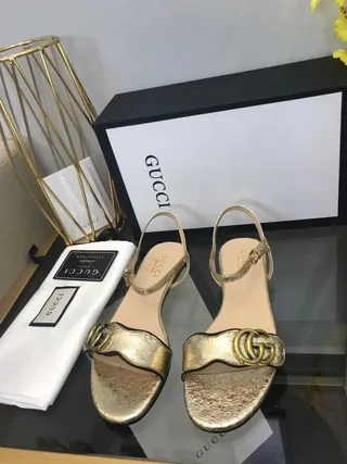 Gucci Horsebit 1955 صنادل جلادياتور معدني ذهبي وأسود 3