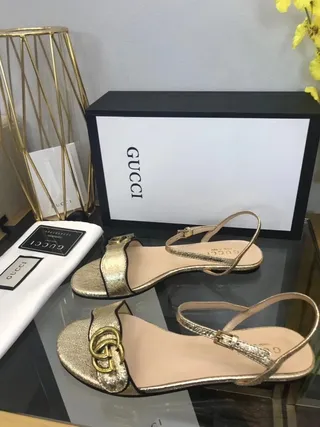 Gucci Horsebit 1955 صنادل جلادياتور معدني ذهبي وأسود 4