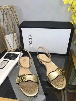 Gucci Horsebit 1955 صنادل جلادياتور معدني ذهبي وأسود 5