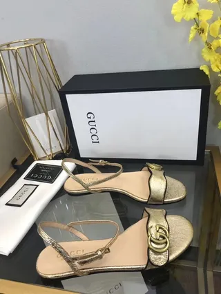 Gucci Horsebit 1955 صنادل جلادياتور معدني ذهبي وأسود 6