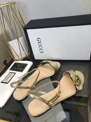 Gucci Horsebit 1955 صنادل جلادياتور معدني ذهبي وأسود 8