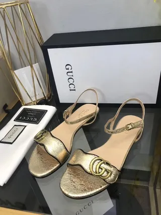 Gucci Horsebit 1955 صنادل جلادياتور معدني ذهبي وأسود 9