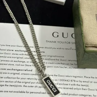Collier pendentif logo Gucci chaîne curb argent noir rectangulaire émaillé
