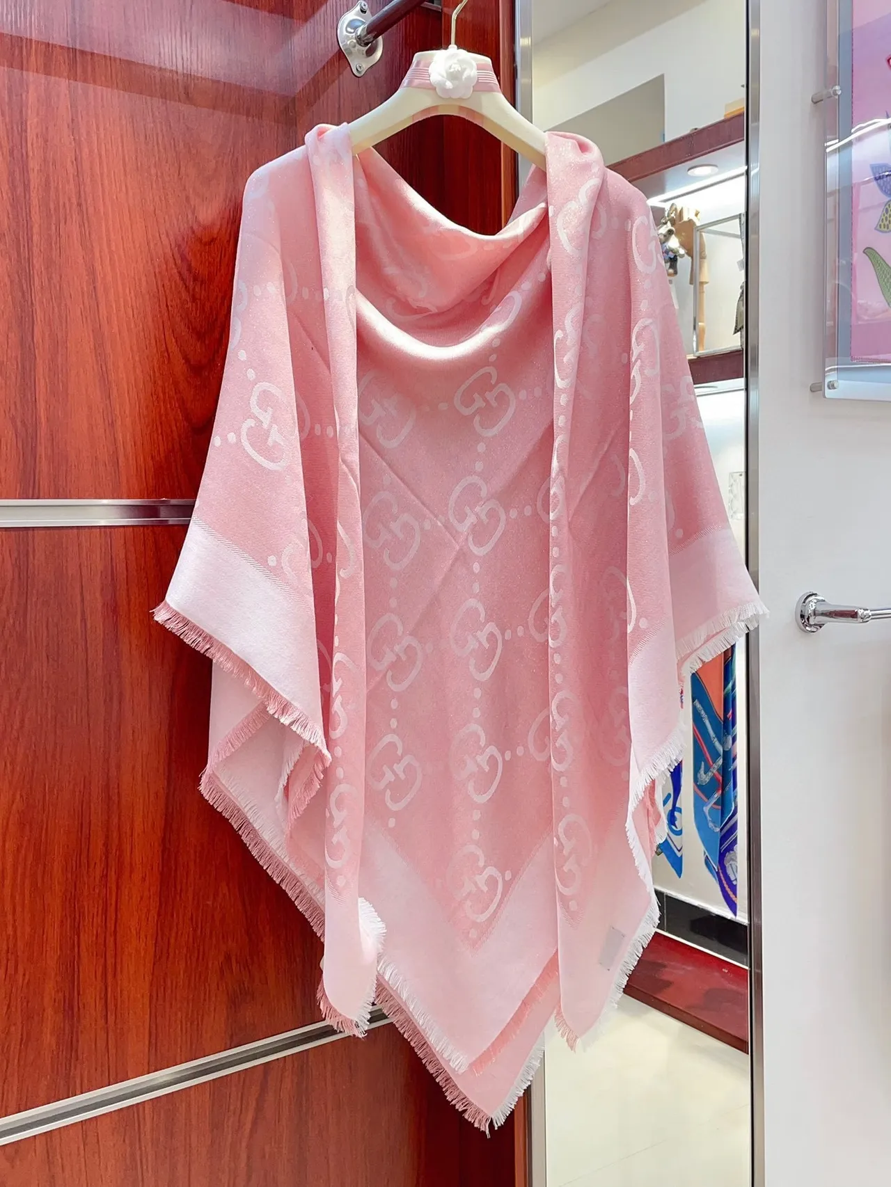 Gucci মোনোগ্রাম-প্রিন্ট গোলাপি ফ্রিঞ্জযুক্ত রেশম স্কার্ফ 7