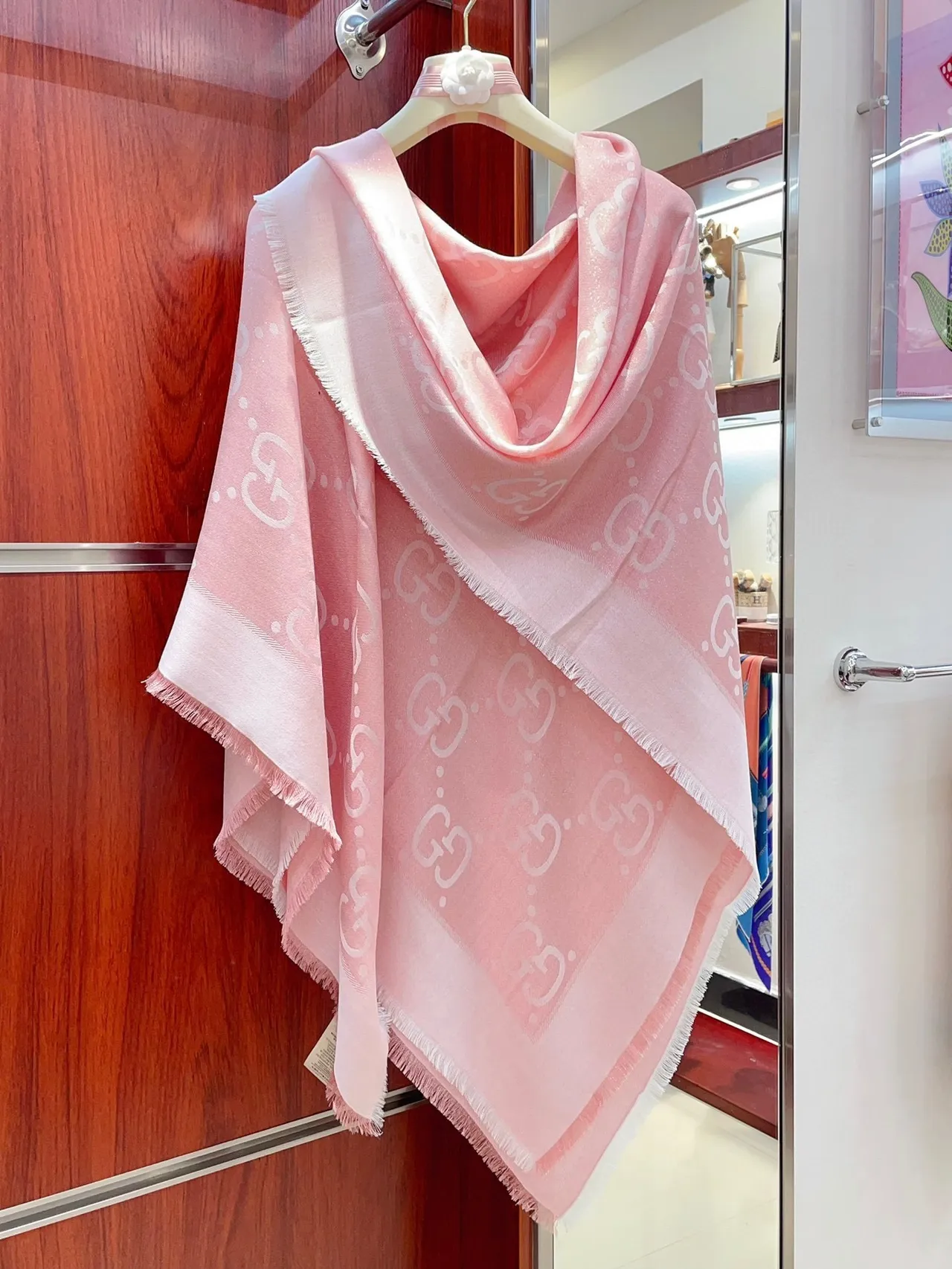 Gucci মোনোগ্রাম-প্রিন্ট গোলাপি ফ্রিঞ্জযুক্ত রেশম স্কার্ফ 8