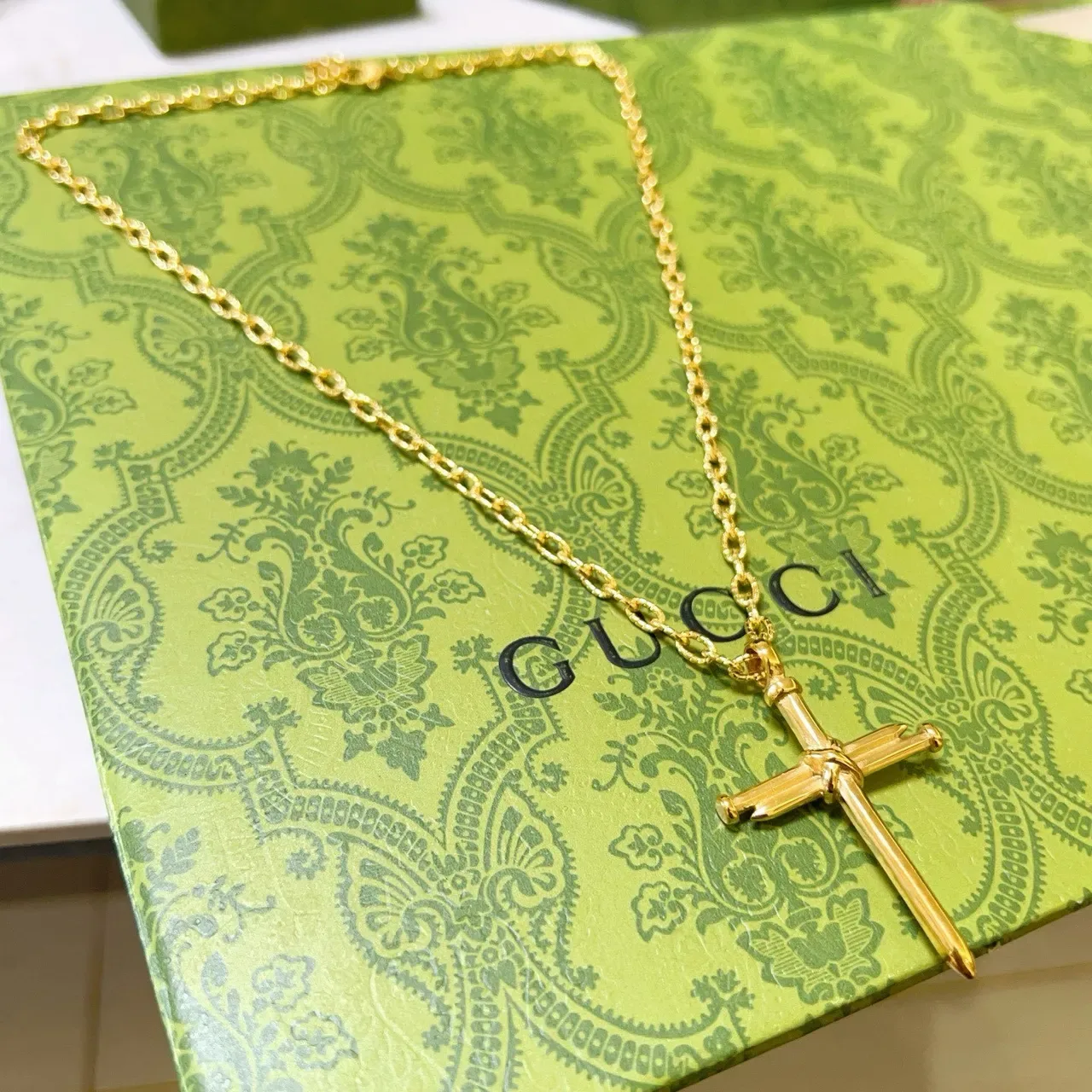 Collier Gucci Croix à Clous Chaîne Dorée 6