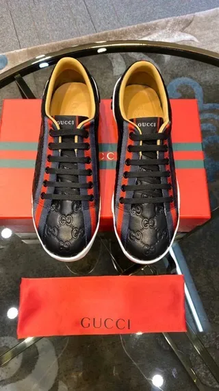 Gucci Navy Red embossées GG Monogram cuir accent rayure web lifestyle sneakers 2