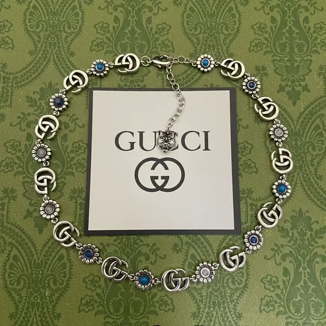 Collar Gucci Ophidia Oro y Plata con eslabones GG interconectados y motivos florales de margarita 5