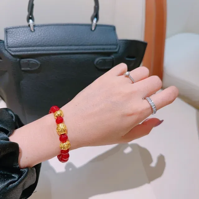 Gucci Pulseira Charms Beaded Vermelho e Dourado 2