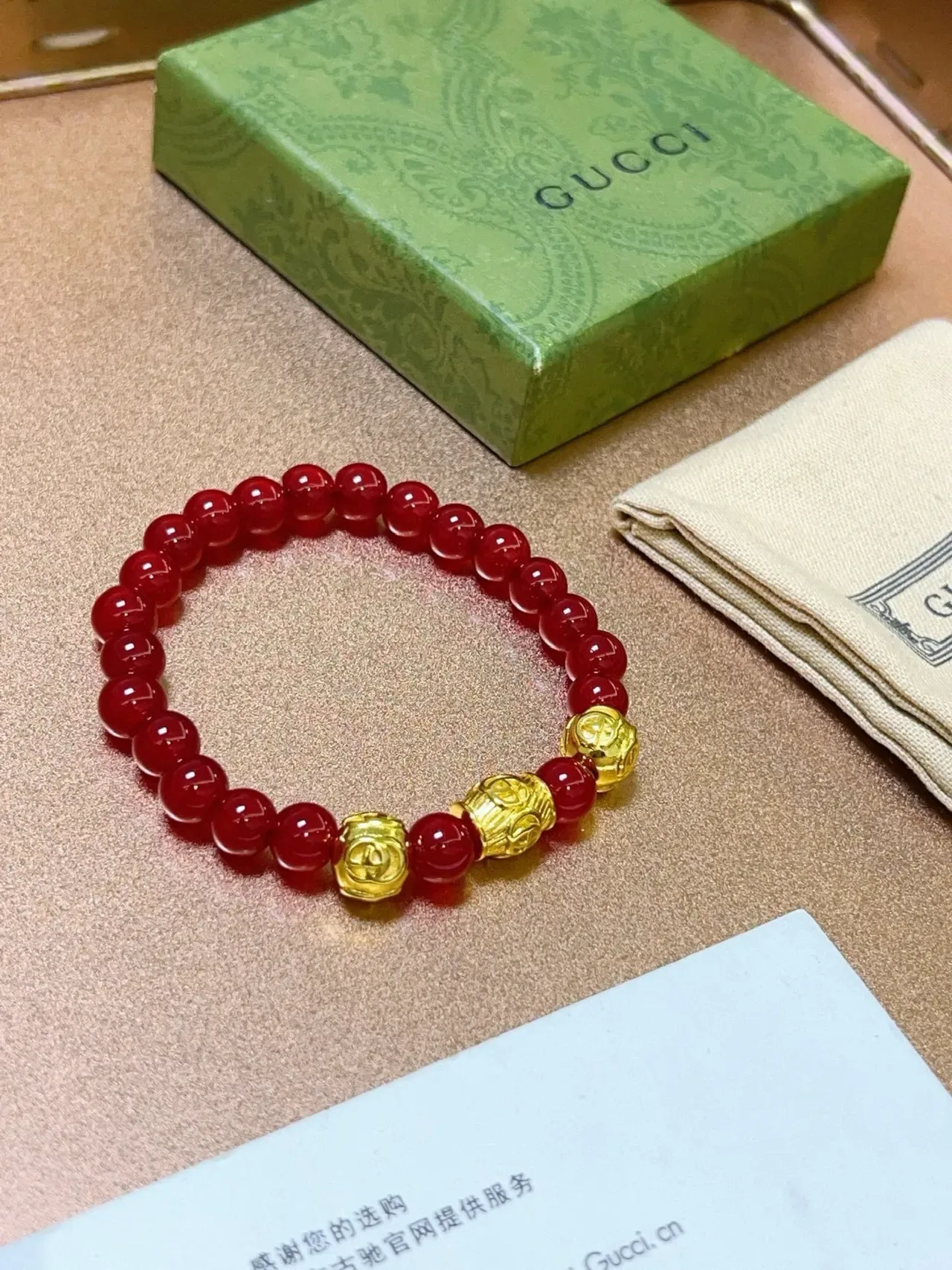 Gucci Pulseira Charms Beaded Vermelho e Dourado 3